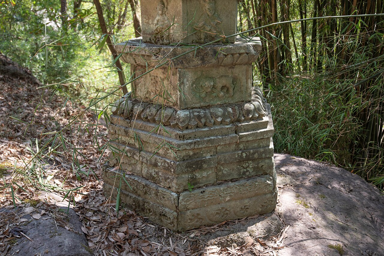 灵鹫寺石塔基座上的莲瓣与瑞兽雕刻细节